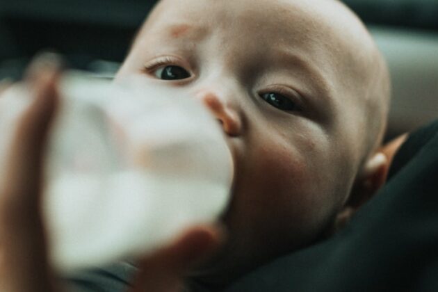 tips bij het geven van flesvoeding aan je baby